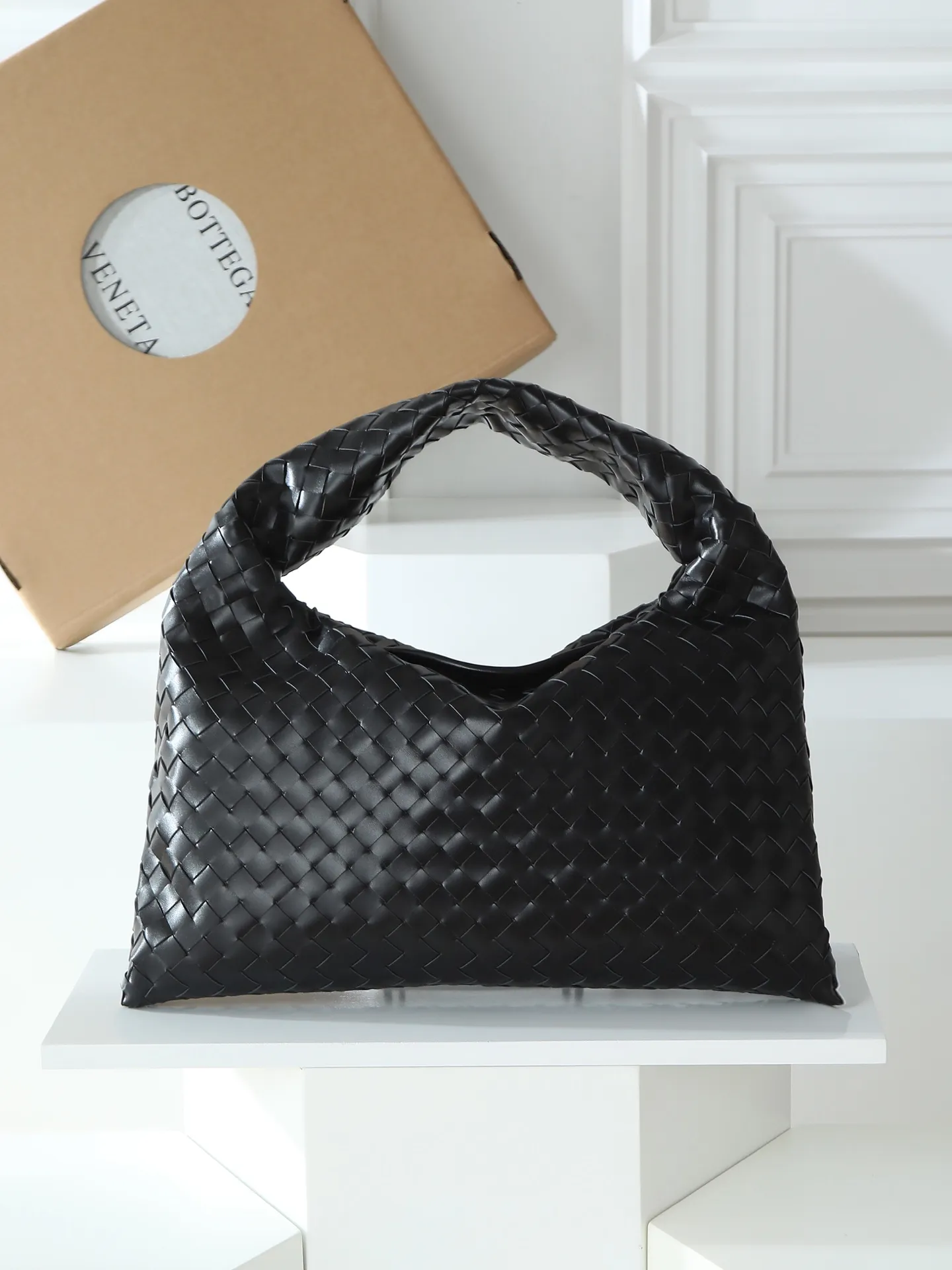 1180. #Bv’s new medium size HO 796262. The bag body and handles are made of a whole piece of woven leather. The bag body is soft and lazy. Ho symbolizes the praise of innovation and eternal craftsmanship [love]. The pyramid silhouette combines practicality and fashion. It is modern and casual. The double-sided closure design of the bag mouth is more convenient and safe! Made of soft cowhide and full of texture, this is a must-have for fashionable ladies who like minimalism, comfort and casualness! Dimensions: 46x21x10